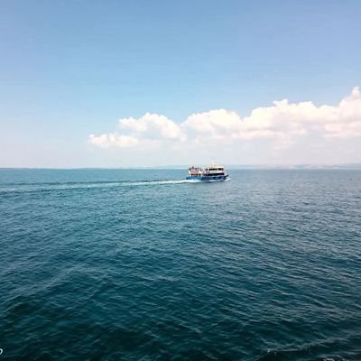 Sanma gelen bu âleme insan gelir insan gider ,
Enfüste mirâç etmeyen nâdân gelir nâdân gider.