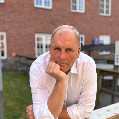 Socialdemokratisk politiker från Karlskrona, Blekinge. Hockey och cykelnörd. men hjärta för HV71, Hammarby och Il Lombardia.