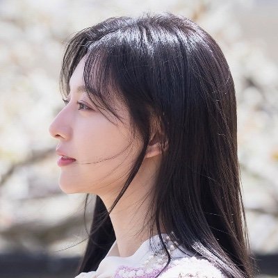 (김지원, 1992) : “She’s like a crystal—clear, timeless, and effortlessly radiant.”
