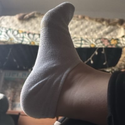18 year old small feet| no nudes⚠️| WANTING LOYAL PAYPIG 💋💋💋🥰| let me abuse your wallet 😘|venmo: footiepatootie629| NO PAY FOR PAY