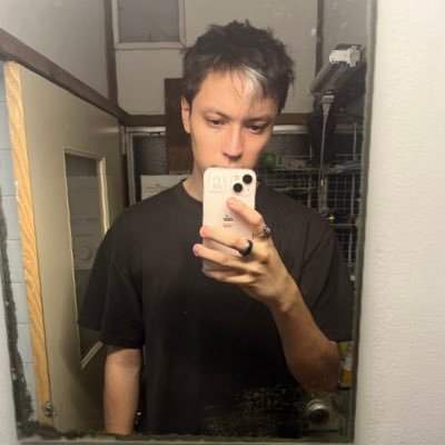 jake_manalo_'s profile picture. ジェイク he/him 好奇心旺盛 散文、詩、音楽、物理、日本語、英会話講師