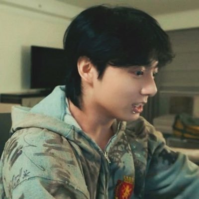 rkivetkoo's profile picture. taehyung serving gay realness