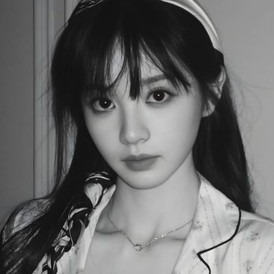 𝐊𝐚𝐫𝐚𝐤𝐭𝐞𝐫 𝐅𝐢𝐤𝐬𝐢 - Tahun 𝟐𝟎𝟎𝟒 takdir memaksanya hidup dibumi, seumpama gurat jingga dikala 𝙎𝙚𝙣𝙟𝙖, hadirnya tak lama namun 𝑫𝒊𝒂 indah.