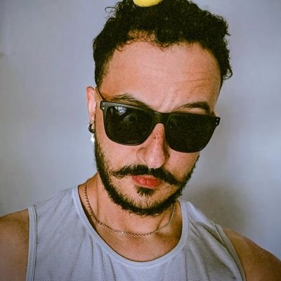 Mais perdido que eu, só dois de mim com um mapa discutindo pra onde ir.
Pisciano de Sol e Lua.
Gay por natureza.
Solteiro por falta de paciência (e de sorte).
