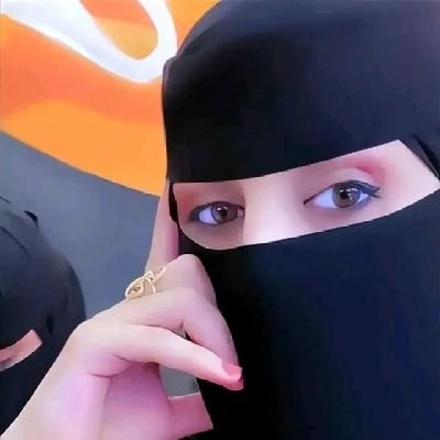 بنت البدو في زينها فوق الأوصاف وش هو جمال الترك يا مادحينه ... جديلها لو تنثره فوق الأكتاف تبحر حروف الوصف مثل السفينه