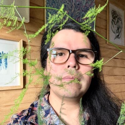 Diseñador y artista visual Williche. Crecí entre cerros y un lago, crear es un puente entre universos distintos. Mi trabajo lo puede ver en @antuantillanca