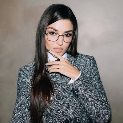 Eu sou Fanfiqueira 📚 Fã de histórias bem contadas🎬 Amo Novelas, Séries & Realitys! Música é o que me inspira 🎧