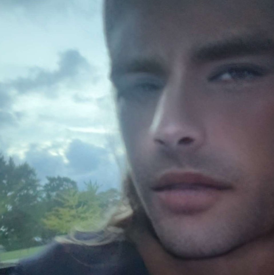 ElleDeatrick's profile picture. 