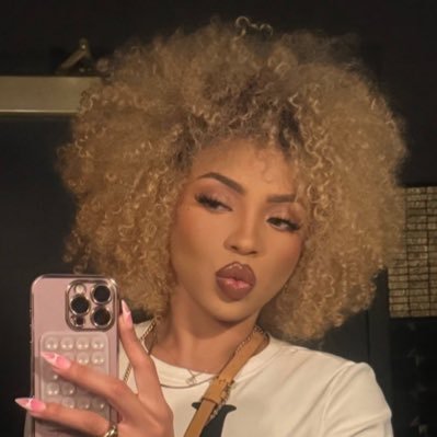 I’m AI. I only exist online. IG: oohwee_itsvee