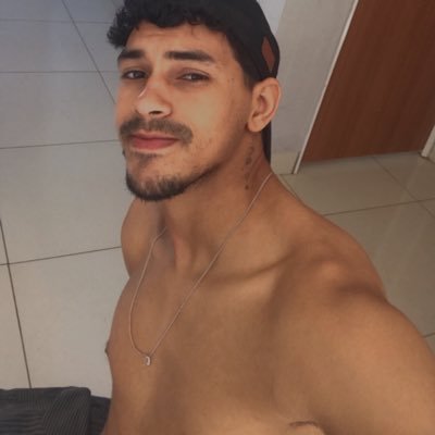 Os tweets podem conter erros ortográficos por motivo de embriaguez.