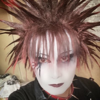 昔の自分のコスプレをしたりする頭のおかしいおじさんです。ex.毒殺テロリスト(解散)たまにソロとかセッション的なのとかなんかやります。特ヲタ。