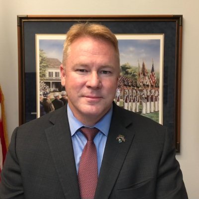 Former Army Ranger who loves this country with a soldier's passion. Restoring a government small enough to fit within the Constitution. John 3:16.