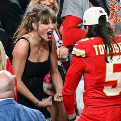 Just you’re average football woman 🏈 Chiefs Fan girl😇#gochiefs #KC #SeeRed💛❤️#ChiefsKingdom #KCGirl #Swifties🧨#TaylorSwift #Leo♌️🦁 #Doglover🐶#Foodlover🍎