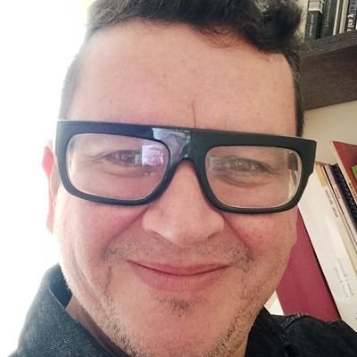 Escribo textos periodísticos cuando se puede (la profesión agoniza). Autor de 'Con g' y 'Trabajo periodístico subsumido por el capital'. Doctorando @uasbecuador