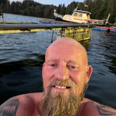 Mediyoga instruktør og aktiv isbader. Crash test dummie for Elon Musk. Parodi-konto.(Myconaut) Norgesmester i luftgitar.