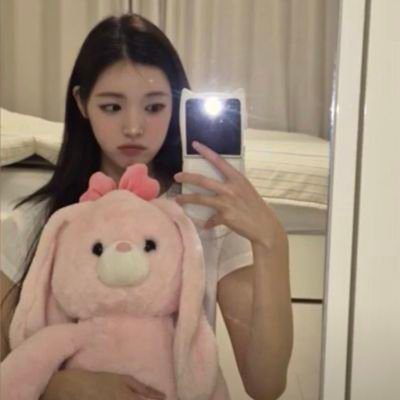 ୨୧🦢﹆ׂׂ #유하 : A luminary of #Hearts2Hearts, known for their mellifluous vocals and captivating mien. A true aesthete, possessing a soul suffused with artistry.