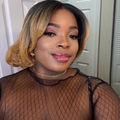 “I make products look irresistible 💋 | UGC Creator 📸 | Digital Marketing Mentor | Luxury vibes only ✨” 📌 Portfolio pinned ⬇️ | Open for collabs