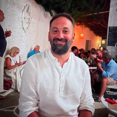 Ψηλός,όμορφος,ζυγός,Σαββατογεννημένος,με τατού και μούσι.προσπαθώ να γίνω ο μαλάκας που θέλετε όλες...