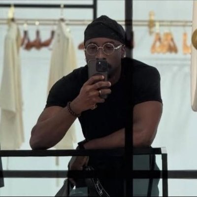 فكن رجلاََ رِجلُه في الثري *** وهامةُ هِمتِه في الثُّريا.... أنسان يحب التعلم ويبحث عن المعرفة ويعشق الحياة