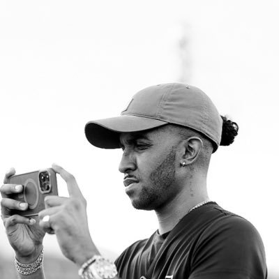 unserious. emotionally ashy. raised on fried plantain and Vybz Kartel. sportsball/anime enthusiast. brand/media strategist. š #afc