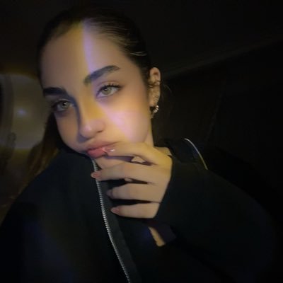 shewaskatergirl's profile picture. And who's gonna kiss the brown haired girls?