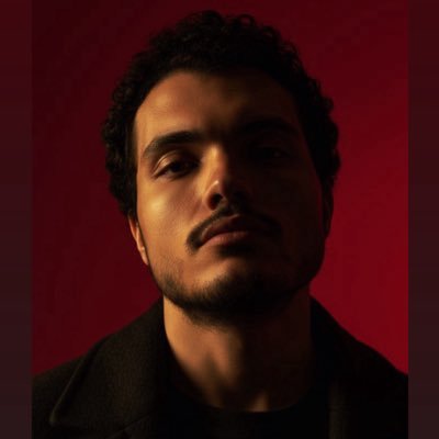 أكتب كثيرًا لكن معتزلًا النقاش حيث يحتاج الحديث مع الآخرين جهدًا لم أعد أملكه.