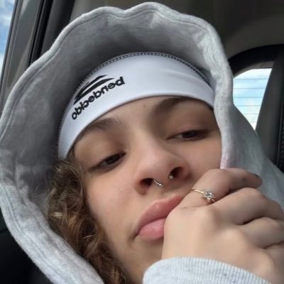 paola04l's profile picture. 444