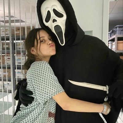 horror enthusiast 🏳️🌈 // ig: ezzzieee // fortnite code: EZZZS
