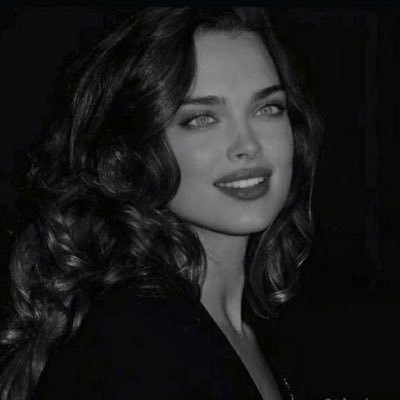 الأنثى . . بدلعها حياة وبأنوثتها لذة وبصوتها سعادة وبنظراتها جمال أخبروني ما الذي بها لايعشق ♥️