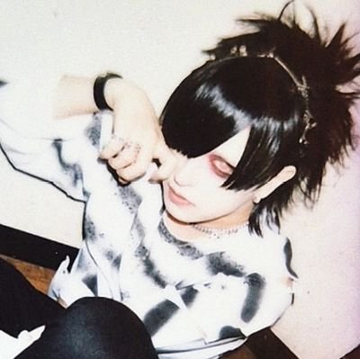 they/she ♡ 29 and still emo ♡ ♒ ♡ angry and tired ♡ acab ♡ bi menace ♡ 🦻🏻✨ // mainly v系. bts. genshin impact. // ☔️💚 priv: @_kietaikietai