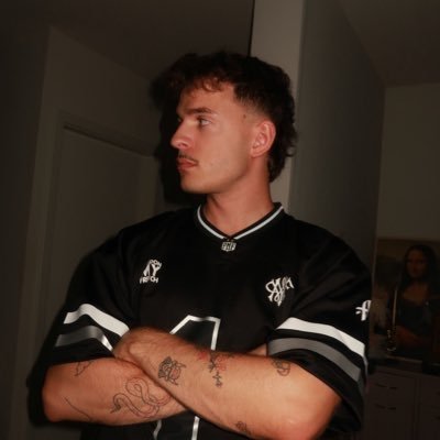 shuupapy's profile picture. "𝘉𝘶𝘺 𝘩𝘪𝘨𝘩, 𝘴𝘦𝘭𝘭 𝘶𝘯𝘥𝘦𝘳 𝘱𝘢𝘯𝘪𝘤" - Valve, october 22 2025