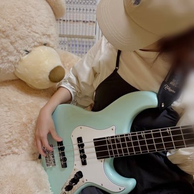 sumomo_bass's profile picture. ベースはじめました🔰気軽にフォローしてくれると嬉しいな☺︎成長記録としてYouTubeやってます♡良かったらみてね🐶