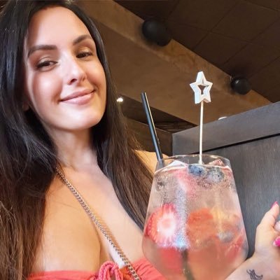 Barefootmamamn9's profile picture. digital creator, small-town girl, nature with some 🌶 Book me up ✈️