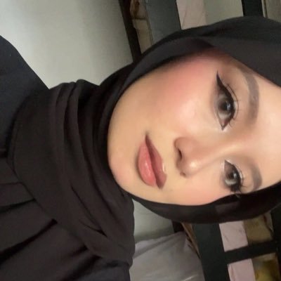 this is a random acc in case you didn't know. but I mostly read and sometimes doing makeup📚