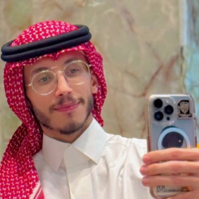 صادِقوا الموسيقى ، فهي لا تخُون ولا تفنَى.*عازف بيانو، بين المُوسيقى والفُصحى!