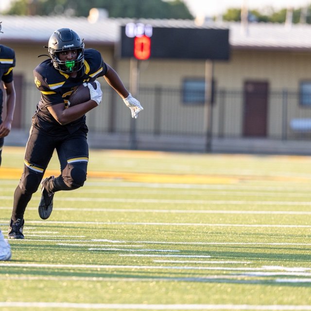 Crandall High School | OLB/RB| CO 29 |5’10 183 lbs | 5.1 40| 3.5 GPA