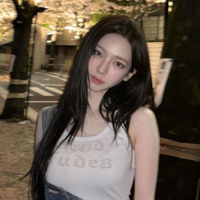 alsyadine's profile picture. Fictional: she wears her emotions like a banner. Inspired by her own feelings, her heart is precious.