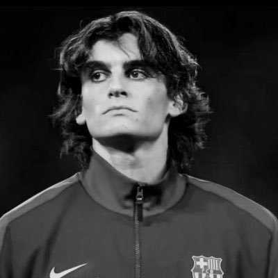 8nems8's profile picture. ودعتُه يوم الغُروبِ ملوِحًا من يومِها وكُل الايام غروب #Messi هُنا يكمُن مايكون في الخاطر بِلا قيود