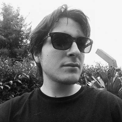 Escribo cosas que jamás me dejan satisfecho. Hablo de mi vida, libros, películas y poco más.
En constante búsqueda de la paz, solo eso.