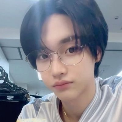 ꒰ “2002—nd, little kitty!” ꒱ .. ⊹ i sing for the crowds yet meow to sungchan only! ☻