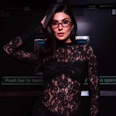 Journalist. Interviewer. Does whatever it takes to get the scoop. Parody of @catherinekelley. (WWE) (RP) (Bi🏳️🌈) (+21)