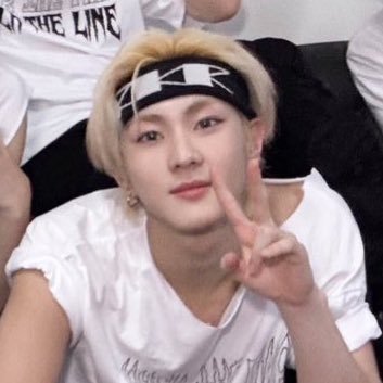 yangnyanii's profile picture. 22살먹은남자가 18살짜리고딩에게 모성애를 느끼게해도되는거냐