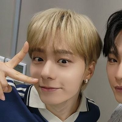 MiaNya33's profile picture. Amicus Ad Aras.