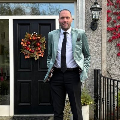 English Teacher. Professional Procrastinator. Fuelled by frothy coffee, a good book, and West Ham ⚒️.