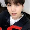 yoongluvs's profile picture. yoongi y yo escuchando a ed maverick