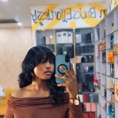 I sell affordable luxury perfumes 😍 | chelsea 💙| Messi 🐐🥰| dm strictly for business . | @SBC_Empire | WA| 09014386705 |