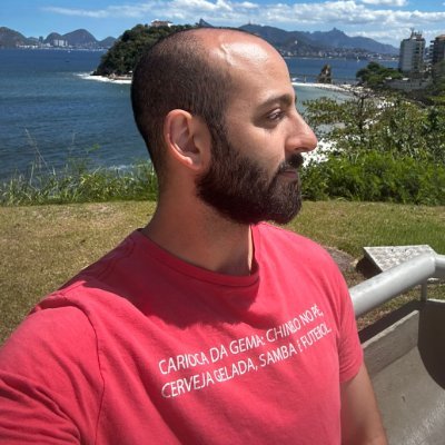 Internacionalista, poliglota, professor, CACDista em pausa e estudante de ciência de dados.