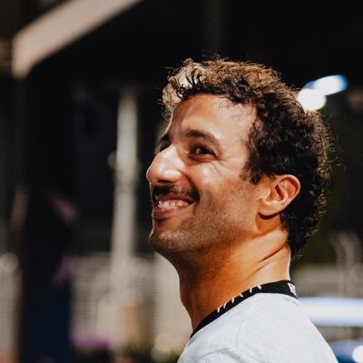 AlexSak's profile picture. Globetrotter, Hoe-hopper, Superstar*