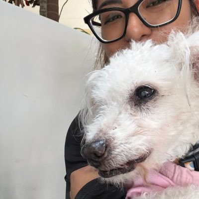 Mujer sonriente, amable y en ocasiones olvidadiza. A veces corro, otras veces grito pero no empujo.