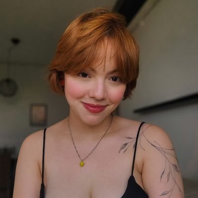 Há em mim uma mulher atormentada e outra que observa.